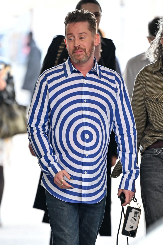 FOTO: Macaulay Culkin přijel na pařížský týden módy v netradiční košili.