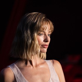 Margot Robbie shodila dlouhé vlasy.