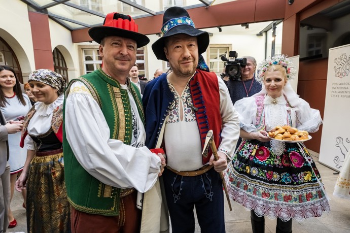 FOTO: Poslanci si oblékli kroje. – stránka 4