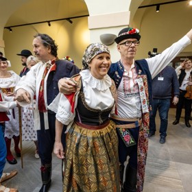 Poslanci v tradičních krojích. 