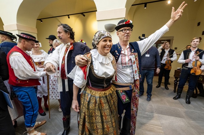 FOTO: Poslanci v tradičních krojích. – stránka 3