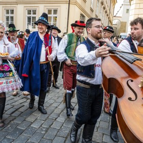 Poslanci se pustili do tradic. 