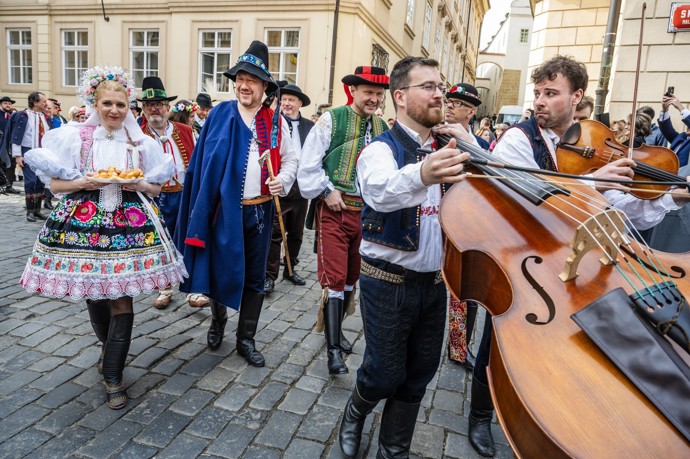 FOTO: Poslanci se pustili do tradic. – stránka 1