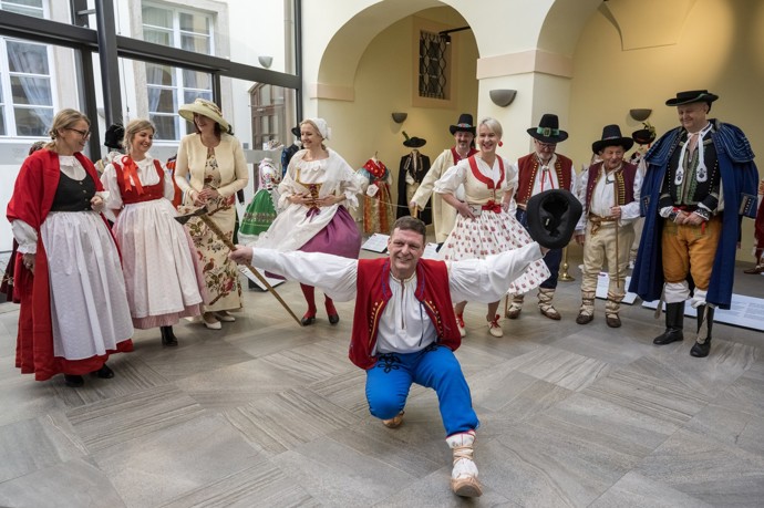 FOTO: Poslanecká sněmovna ožila.