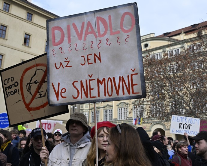 FOTO: Studenti protestovali v Praze proti plánovaným škrtům v rozpočtu ministerstva kultury. – stránka 8
