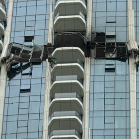 Následky útoku dronu v Dubaji.