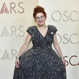 Malgosia Turzanska na sebe vzala model z nerezových špendlíků. 