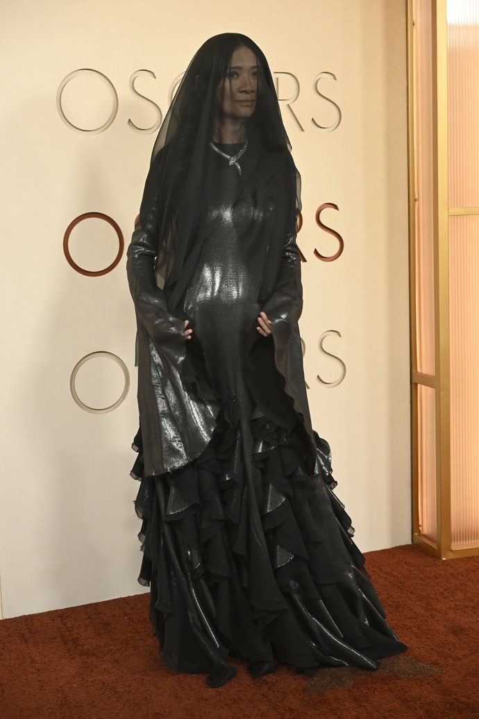 FOTO: Chloé Zhao překvapila modelem, ve kterém připomínala mrtvou nevěstu.