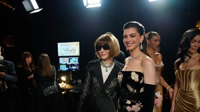 FOTO: Nechyběl vtipný moment o který se postarala Anna Wintour a Anne Hathaway.