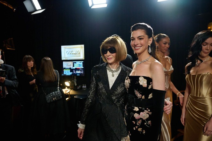 FOTO: Nechyběl vtipný moment o který se postarala Anna Wintour a Anne Hathaway. – stránka 1