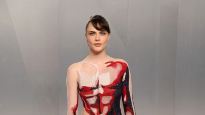 FOTO: Cara Delevingne dorazila v modelu, co připomíná anatomickou sochu.