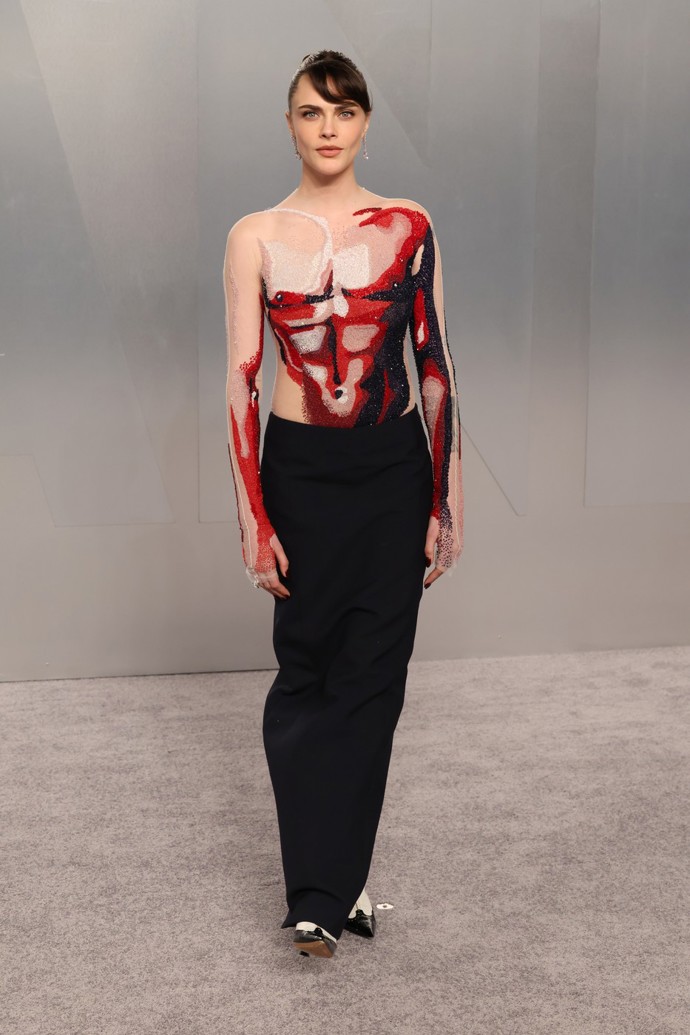 FOTO: Cara Delevingne dorazila v modelu, co připomíná anatomickou sochu.