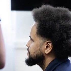 Dominik Feri si nechal narůst nový účes.