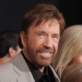 Zemřel Chuck Norris. 