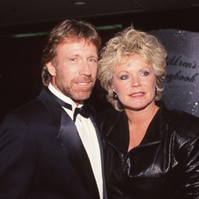 Chuck Norris s Dianne Holechek. 