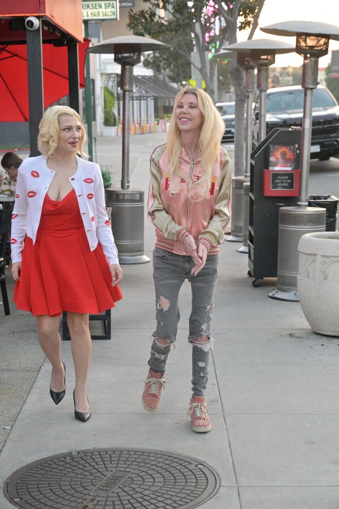 FOTO: Tara Reid s kamarádkou. – stránka 6