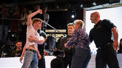 FOTO: Leoš Svoboda se políbil s Klukem s kamením.