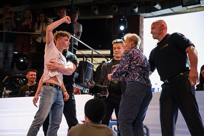 FOTO: Leoš Svoboda se políbil s Klukem s kamením. – stránka 6