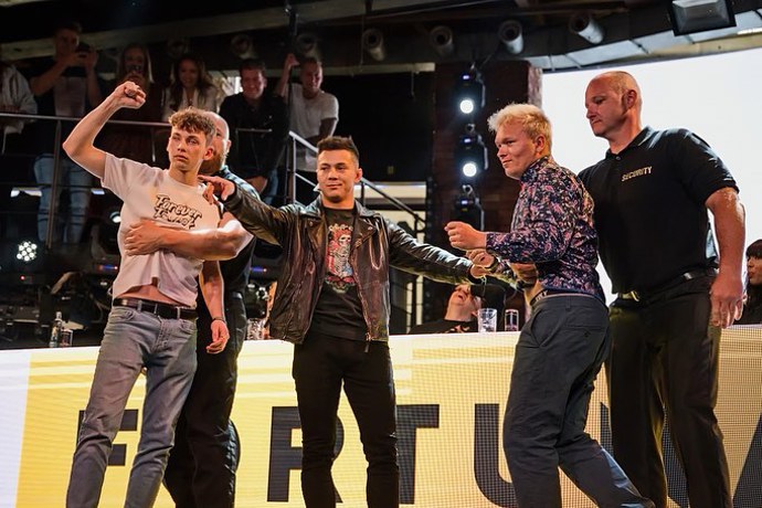 FOTO: Leoš Svoboda má za sebou líbačku s Klukem s kamením. – stránka 5