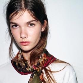 Nosit je můžete klasicky kolem krku, a ozvláštnit tak třeba jednoduché bílé tričko.