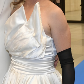 Šaty se zajímavým živůtkem pro herečku vytvořila módní návrhářka Kateřina Šmejkalová. 