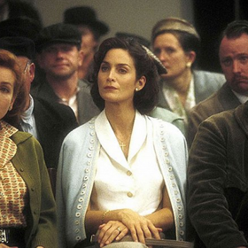 Na snímku z filmu Čokoláda jako jedna z obyvatelek vesnice herečka Carrie-Anne Moss (uprostřed)
