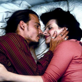 Na snímku z filmu Čokoláda je ústřední dvojice herců: Johnny Depp jako Roux a Juliette Binoche jako Viann.