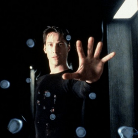 Typický oblek, který nosí hlavní hrdina Neo, se v aukci vydražil za 66 000 eur.