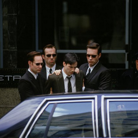 Film proslavil nejen typické černé kostýmy, ale i sluneční brýle, které pak chtěli všichni.