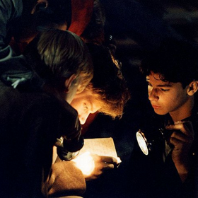 Film Záhada hlavolamu sleduje příběh party Rychlé šípy, jejíž členové pátrají v tajemných Stínadlech po legendárním ježkovi v kleci.