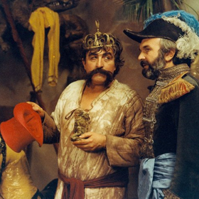 Tři veteráni: Tři vysloužilí vojáci získají od skřítků kouzelné dary. Jak s nimi naloží?