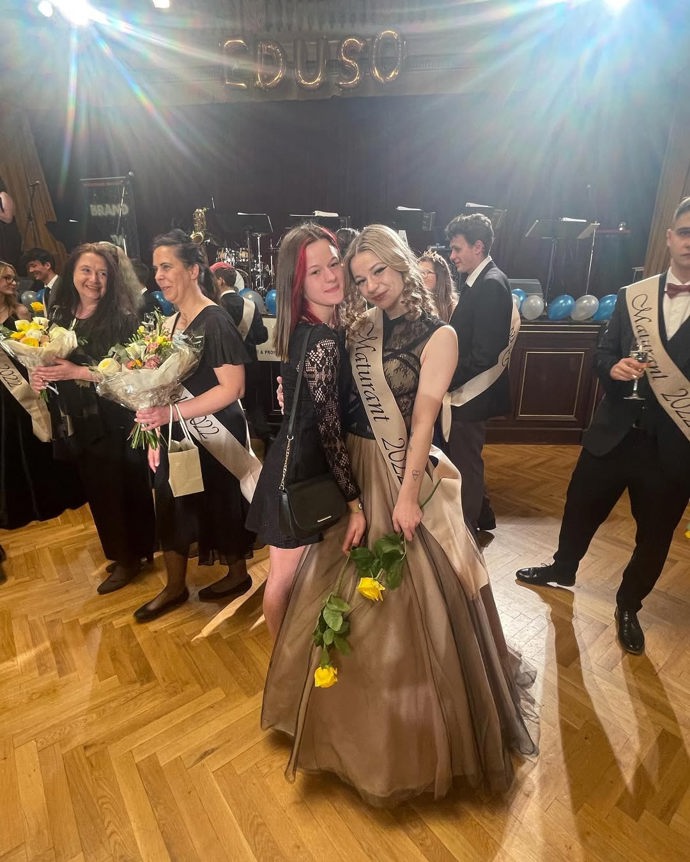 FOTO: Zesnulá Dominika Elischerová alias Mína se svou sestrou Adélou Soukupovou. – stránka 108