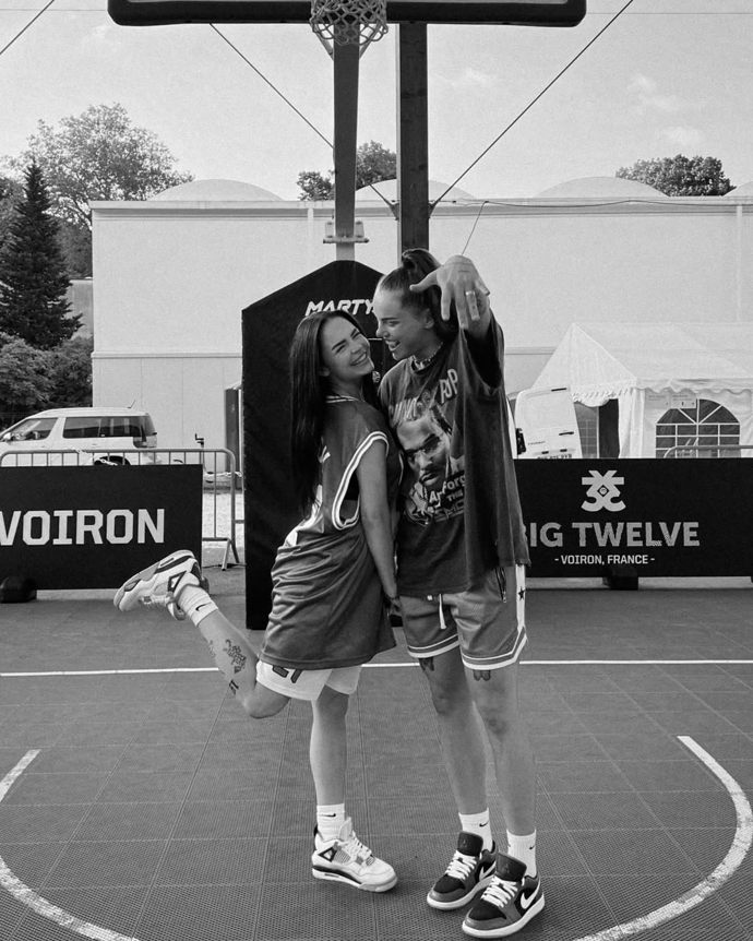 FOTO: Štěpánka a Alžběta se zasnoubil na basketbalovém zápase. – stránka 1