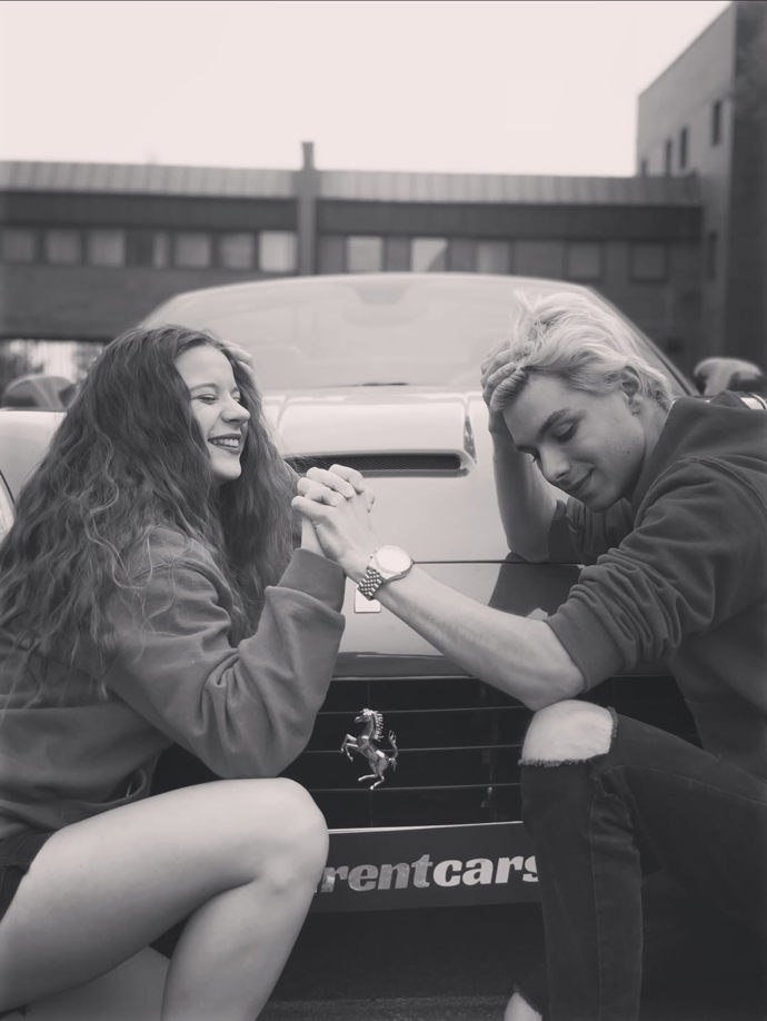 FOTO: Adam Kajumi sdílel vzpomínkové příspěvky pro zesnulou Mínu. – stránka 1