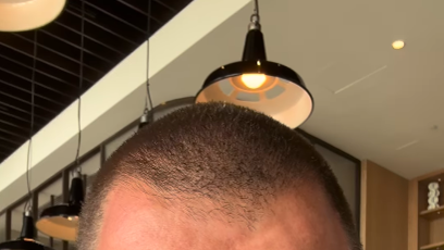 FOTO: Milan Šátek nabídl uvízlým rodinám pomoc.