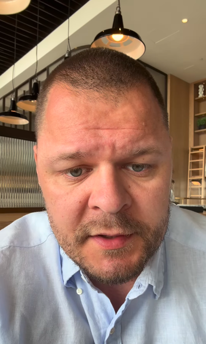 FOTO: Milan Šátek nabídl uvízlým rodinám pomoc. – stránka 13