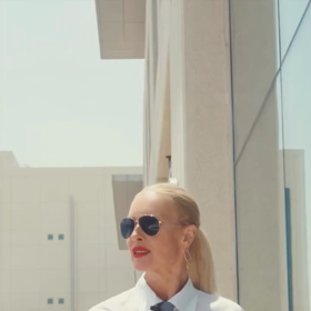 Mezitím Simona Krainová sdílí na svých sítí video z Dubaje, kde propaguje koupi nemovitosti.