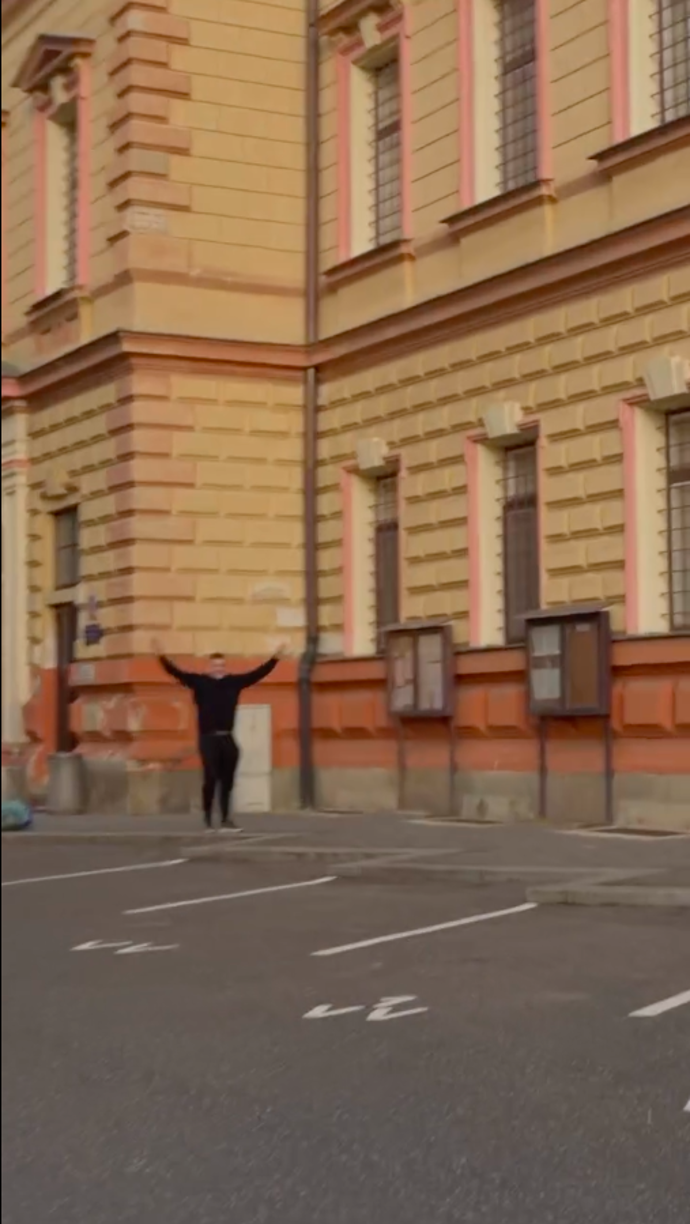 FOTO: Radost Mawara po propuštění. – stránka 3