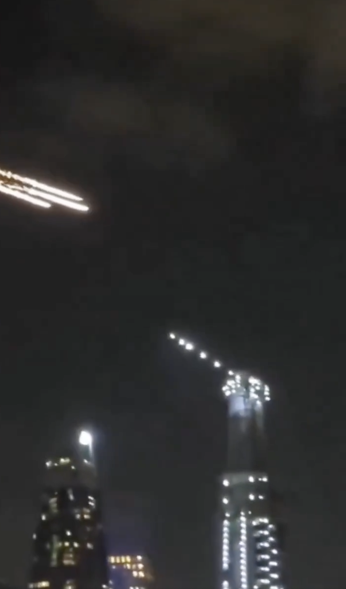 FOTO: Nad Dubají lítali v noci rakety. – stránka 22