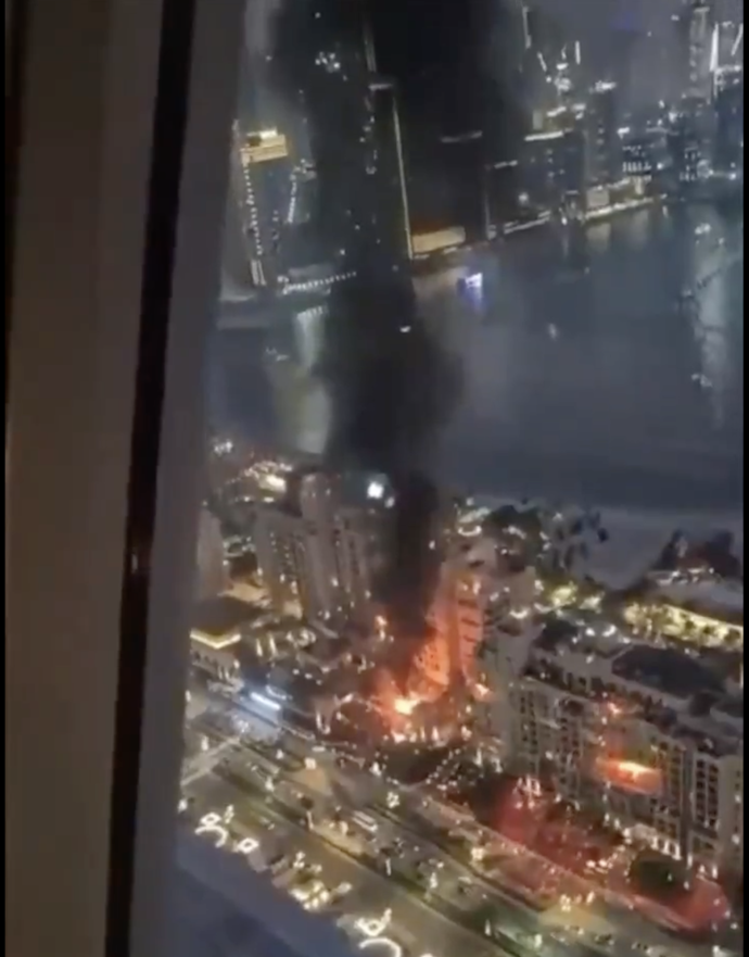 FOTO: Několik budov začalo hořet. – stránka 20