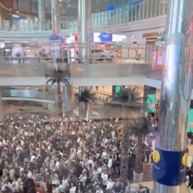 Udělal to přitom v době, kdy tisíce českých turistů zoufale čekají na evakuaci z Blízkého východu.