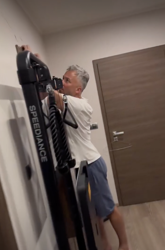 FOTO: V jejich domě jsou veliké praskliny.