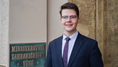 FOTO: Nový mluvčí ministerstva zahraničí Adam Čörgő zažil o víkendu pořádný křest ohněm.