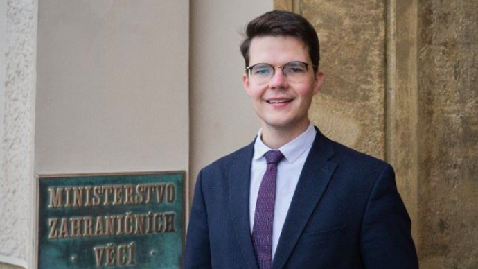 FOTO: Nový mluvčí ministerstva zahraničí Adam Čörgő zažil o víkendu pořádný křest ohněm. – stránka 5