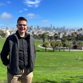 Jeho rozklepaný hlas, lapání po dechu a nervózní přešlapování se staly virálním hitem.