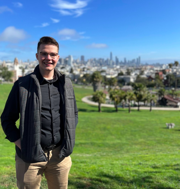 FOTO: Jeho rozklepaný hlas, lapání po dechu a nervózní přešlapování se staly virálním hitem. – stránka 4