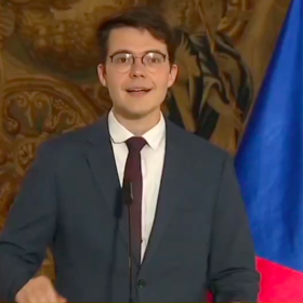 Před televizní kamery musel narychlo předstoupit místo chybějícího ministra Petra Macinky.