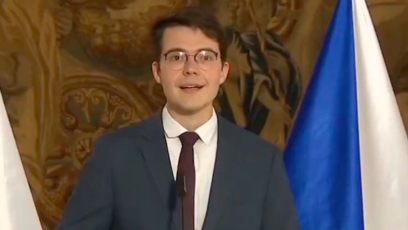 FOTO: Před televizní kamery musel narychlo předstoupit místo chybějícího ministra Petra Macinky.