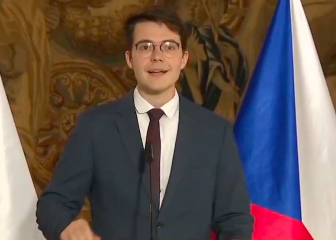 FOTO: Před televizní kamery musel narychlo předstoupit místo chybějícího ministra Petra Macinky. – stránka 2