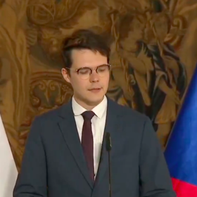 Krizovou tiskovou konferenci k uvízlým Čechům na Blízkém východě ale absolutně nezvládl.